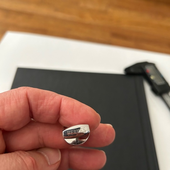 Cuff links stainless steel stamped HERMES it’s not authentic - Picture 5 of 5